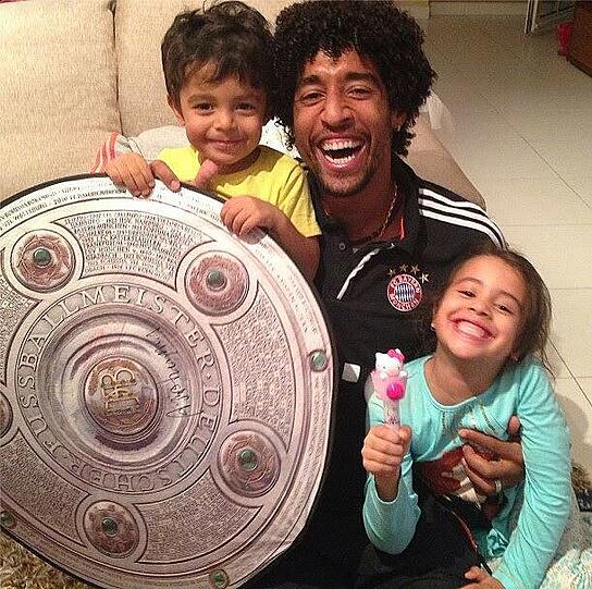 Das Bild vom Samstagabend: Dante mit Nachwuchs und der Fan-Meisterschale.