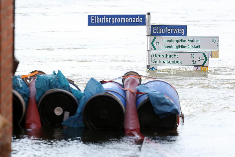 Die Uferpromenade in Lauenburg: Nur der oberste Teil eines Straßenschilds schaut noch aus dem Wasser.