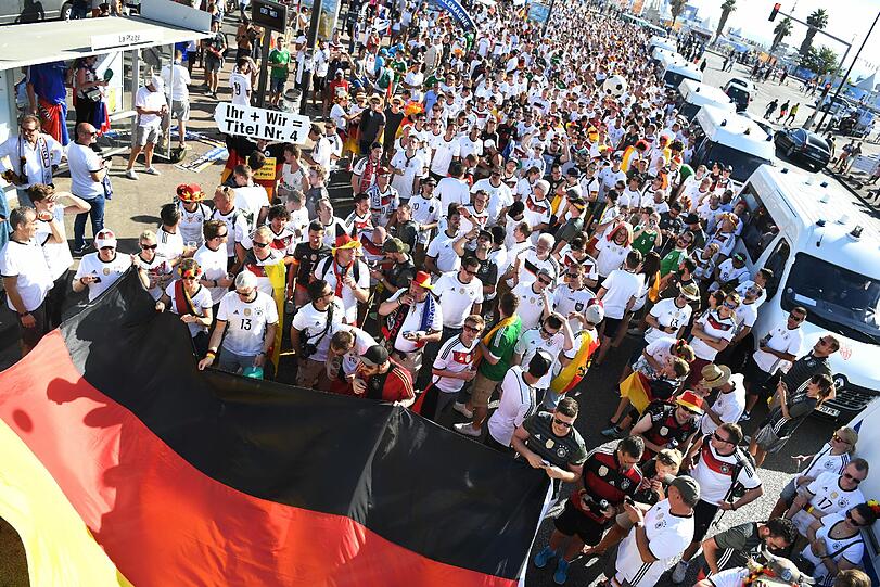 Tausende deutsche Fans verwandeln den Weg zum Stade Vélodrome in Marseille zur Fanmeile.