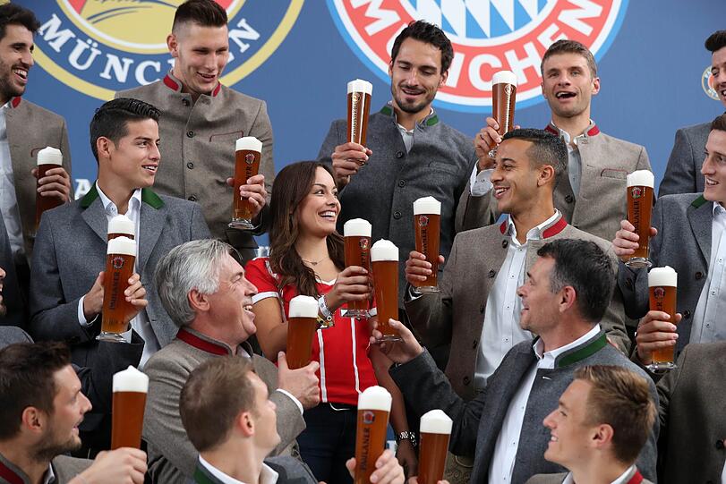 Willkommene Abwechslung: eine Dame hat sich unter die Bayern gemischt.