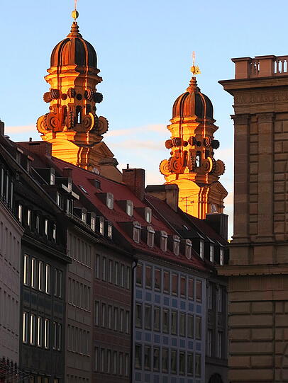 ... die schnörkeligen Verzierungen an den Türmen der Theatinerkirche, ...
