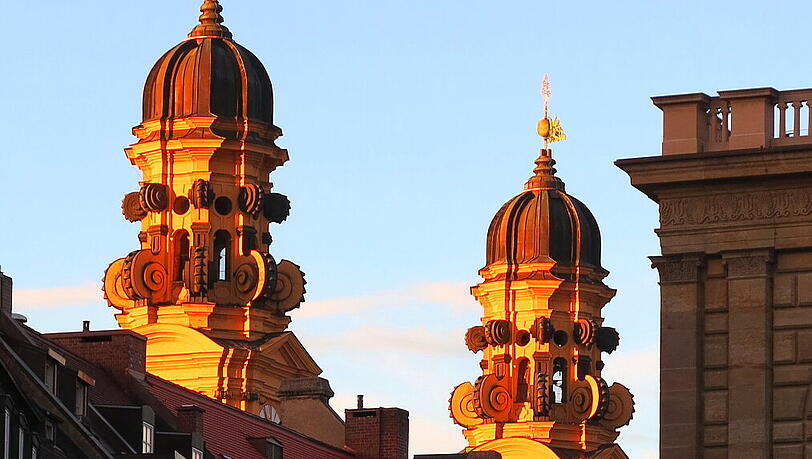 ... die schnörkeligen Verzierungen an den Türmen der Theatinerkirche, ... ... die schnörkeligen Verzierungen an den Türmen der Theatinerkirche, ...