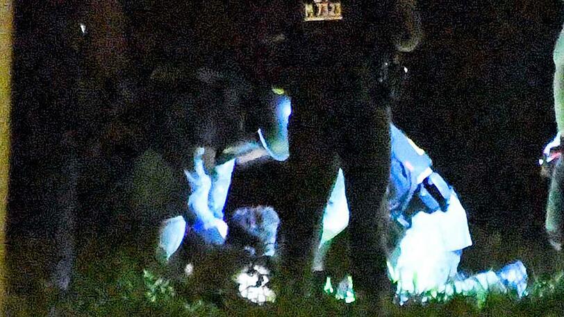 Bilder vom großen Polizeieinsatz in Riem: Nach einem Streit bedrohte ein Bewohner einer Asylbewerberunterkunft die Beamten mit einem Messer.