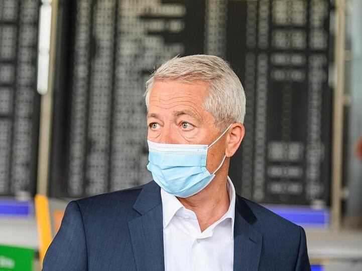 Stefan Schulte, Vorstandsvorsitzender der Fraport AG, steht mit medizinischem Mundschutz im Terminal 1 des Frankfurter Flughafens.