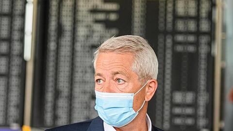 Stefan Schulte, Vorstandsvorsitzender der Fraport AG, steht mit medizinischem Mundschutz im Terminal 1 des Frankfurter Flughafens.
