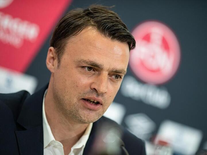 Robert Palikuca, Sportvorstand beim Fußball-Bundesligisten 1. FC Nürnberg, spricht während einer Pressekonferenz. Foto: Daniel Karmann/Archivbild