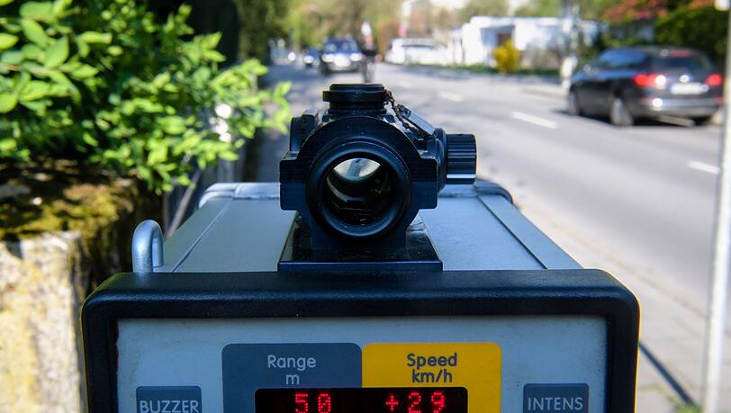 Auf einer Laserpistole wird die Geschwindigkeit eines entgegenkommenden Fahrzeugs angezeigt.