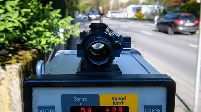 Auf einer Laserpistole wird die Geschwindigkeit eines entgegenkommenden Fahrzeugs angezeigt.