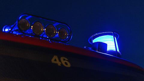 Die Feuerwehr musste wegen eines Brandes in einem Autohaus ausrücken. (Symbolbild)