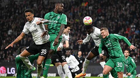 Eintracht Frankfurt (weiße Trikots) und Borussia Mönchengladbach trennten sich 1:1.