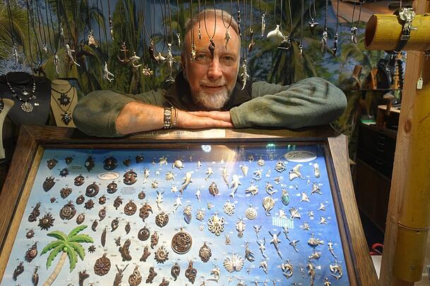 Charlie hat sich mit seinem Schmuck vor allem bei Tauchern einen guten Ruf erarbeitet.