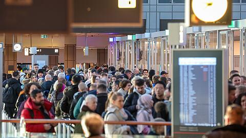 Der Pr&auml;sident des Bundesverbandes der Luftsicherheitsunternehmen (BDLS), Alexander Borgschulze, sagt, die Personalgewinnung sei f&uuml;r die Branche eine Herausforderung und "das bestehende System st&ouml;&szlig;t an seine Grenzen". (Symbolbild)