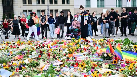 Beim Terroranschlag am Berliner CSD wurden eine Frau get&ouml;tet und zahlreiche Menschen verletzt.