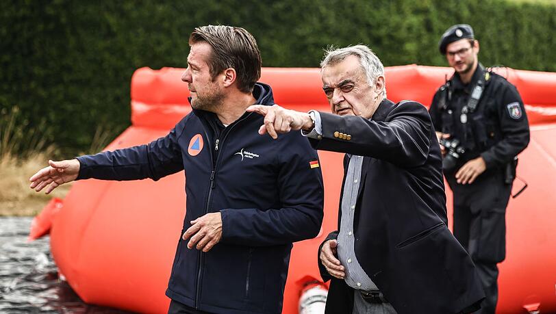 Nordrhein-Westfalens Innenminister Herbert Reul l&auml;sst sich an der deutsch-belgischen Grenze an einer Wassertankstation die Lage erl&auml;utern.
