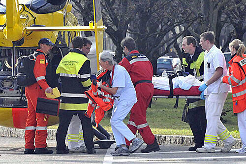 Notärzte und Sanitäter bringen das schwer verletzte kleine Mädchen zum Rettungshubschrauber. Er flog das Kind ins Schwabinger Krankenhaus.