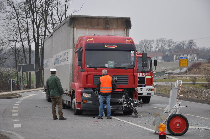 Zu einem Verkehrsunfall kam auf der B299 höhe Erharting: Ein PKW Fahrer wollte von Erharting kommend auf die B299 fahren und übersah dabei einen LKW. Im Kreuzungsbereich kam es zum Zusammenstoß. Dabei wurde der Fahrer des PKW mittelschwer verletzt. Er kam in ein Mühldorfer Krankenhaus.