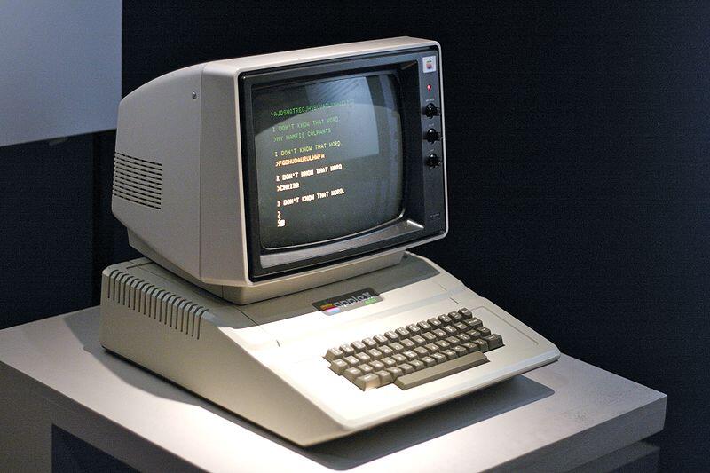 Der erste Personal Computer (PC) mit einem Bildschirm war der Apple II. Er wurde von 1977 bis 1993 von Apple vermarktet.