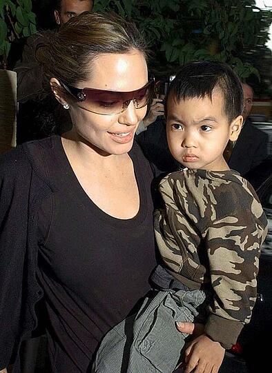 Inzwische sind es 6: Drei adoptierte und drei leibliche Kinder hat das Paar Jolie Pitt inzwischen, hier mit Adoptivsohn Maddox