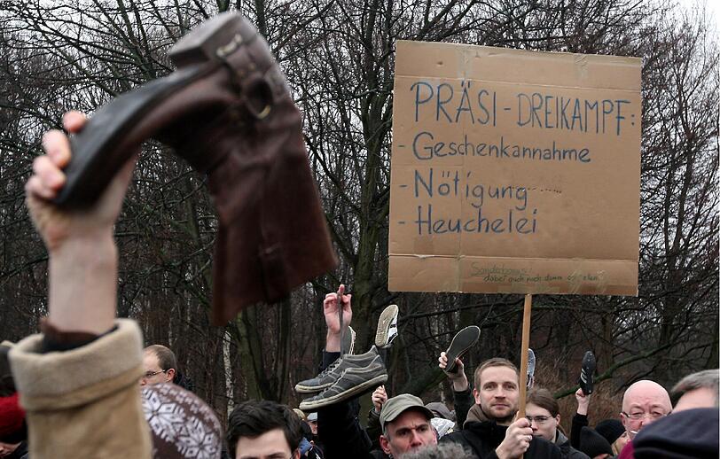 Die über das Netzwerk Facebook bundesweit organisierte Aktion hatte das Motto «Wulff den Schuh zeigen - Shoe for you, Mr. President!». In der arabischen Kultur werden mit dieser Geste Menschen verhöhnt, aber auch Ärger und Verachtung werden so zum Ausdruck gebracht.