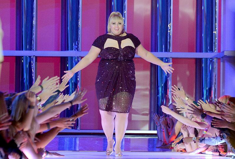 Die australische Leinwandkomikerin Rebel Wilson, die schon in
&bdquo;Brautalarm&ldquo; und &bdquo;Pitch Perfect&ldquo; eine große Klappe zeigte, war als
Moderatorin nicht zu bremsen.