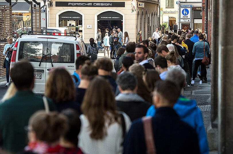 Etliche Menschen stehen am Dienstagmittag in ganz München (hier am Marienplatz) für das Konzert-Ticket an.