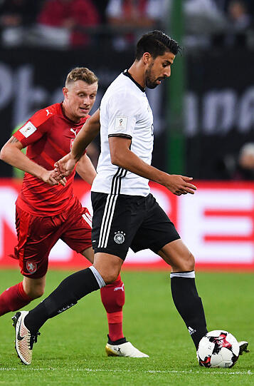 Sami Khedira: Note 3. Wie bei Kroos wurden auch über ihn viele Bälle hinweggespielt. Eroberte durch ein gutes Zweikampfverhalten einige Bälle zurück.