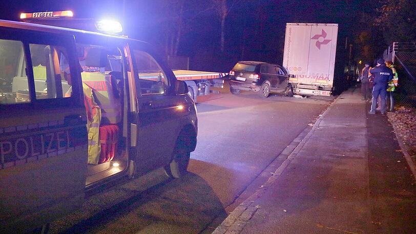 Die 20-Jährige krachte frontal in den Lkw-Anhänger. Glücklicherweise blieb sie unverletzt. Die Bilder vom Unfallort.