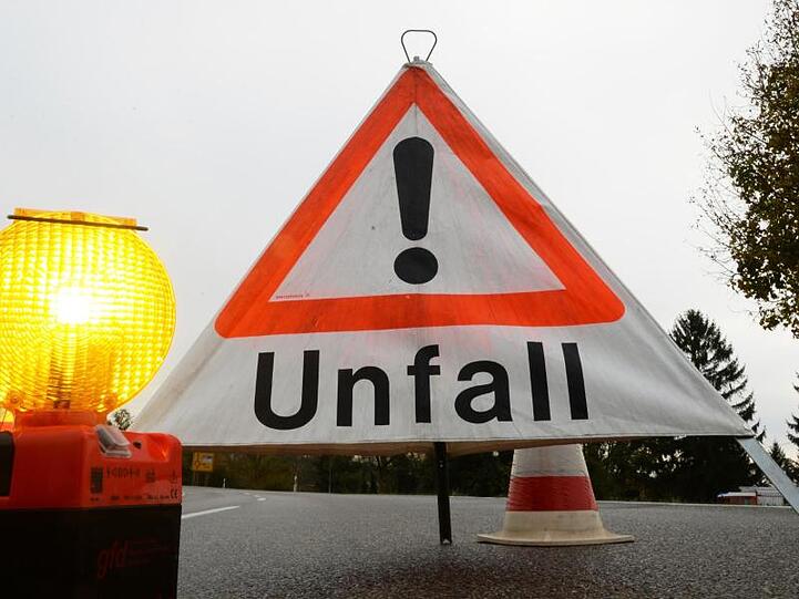 Ein Warndreieck mit der Aufschrift "Unfall". Foto: Patrick Seeger/Archivbild