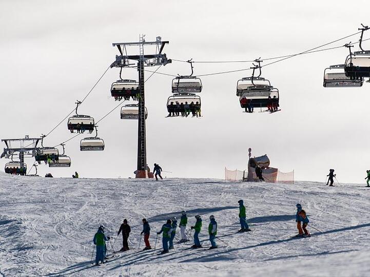 Auf dem Feldberg im Schwarzwald haben die ersten Lifte geöffnet.