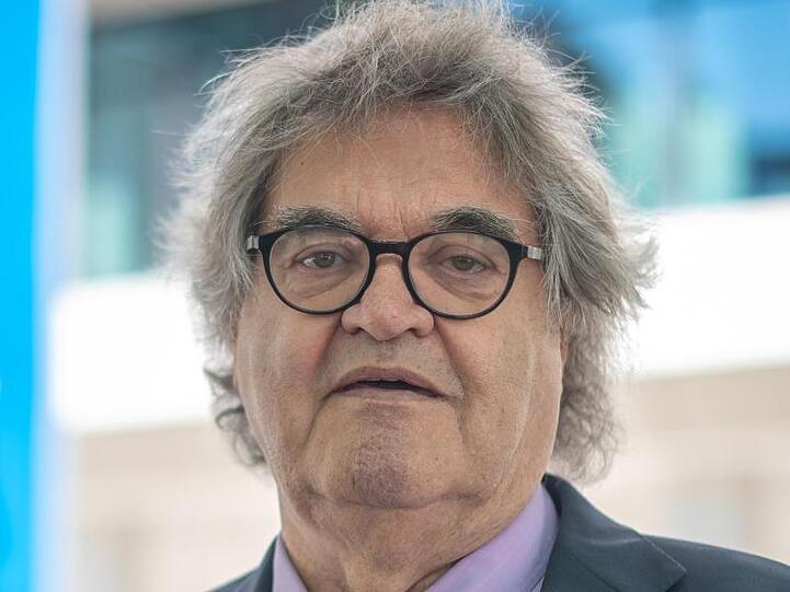 Helmut Markwort (FDP), Landtagsabgeordneter in Bayern, steht vor dem Gebäude des Bayerischen Rundfunks (BR). Foto: Sina Schuldt/dpa/Archivbild