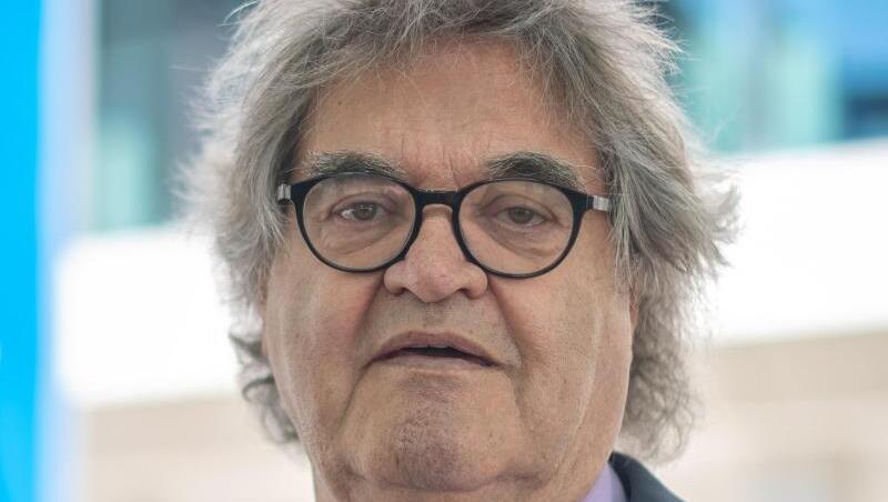Helmut Markwort (FDP), Landtagsabgeordneter in Bayern, steht vor dem Gebäude des Bayerischen Rundfunks (BR). Foto: Sina Schuldt/dpa/Archivbild Helmut Markwort (FDP), Landtagsabgeordneter in Bayern, steht vor dem Gebäude des Bayerischen Rundfunks (BR). Foto: Sina Schuldt/dpa/Archivbild
