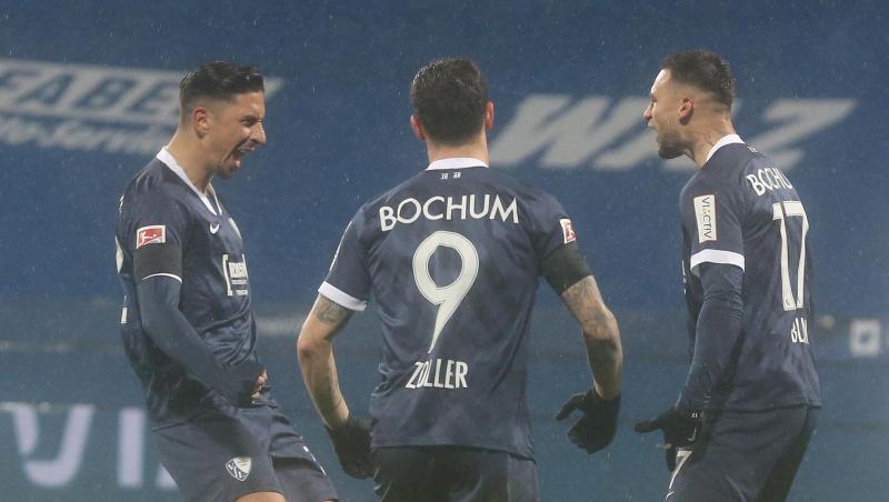 Der Bochumer Torschütze zum 1:0 Danny Blum (r) jubelt mit Simon Zoller (M) und Robert Tesche.