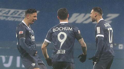 Der Bochumer Torschütze zum 1:0 Danny Blum (r) jubelt mit Simon Zoller (M) und Robert Tesche.