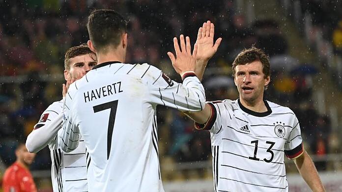 Torschütze Kai Havertz (M) freut sich mit Teamkollegen Thomas Müller (r) und Timo Werner über sein Tor zur deutschen Führung. Torschütze Kai Havertz (M) freut sich mit Teamkollegen Thomas Müller (r) und Timo Werner über sein Tor zur deutschen Führung.
