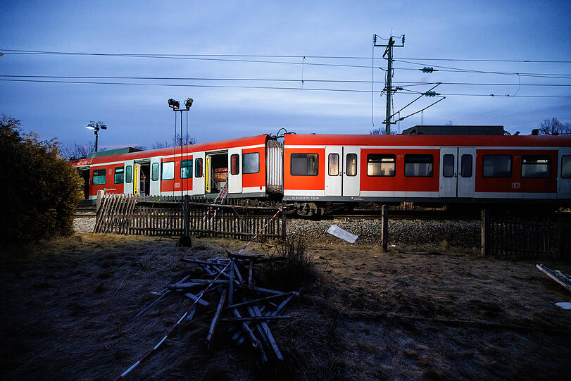 Mit der Bergung der verunfallten Züge soll ab Donnerstag begonnen werden.