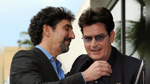 Der Streit zwischen Star-Produzent Chuck Lorre (l.) und seinem Sorgenkind Charlie Sheen scheint endgültig beigelegt