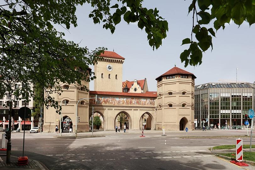 Postkartenblick: das Isartor mit Glasanbau der Stadtsparkasse.