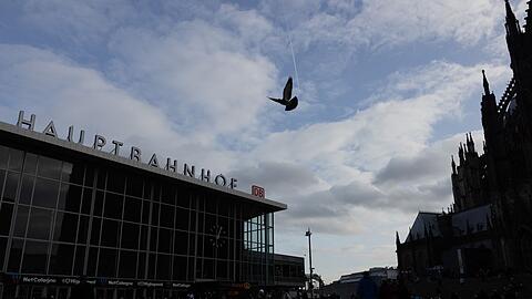 Der Bahnhofsvorplatz und ein Teil des K&ouml;lner Doms, fast zehn Jahre sp&auml;ter.