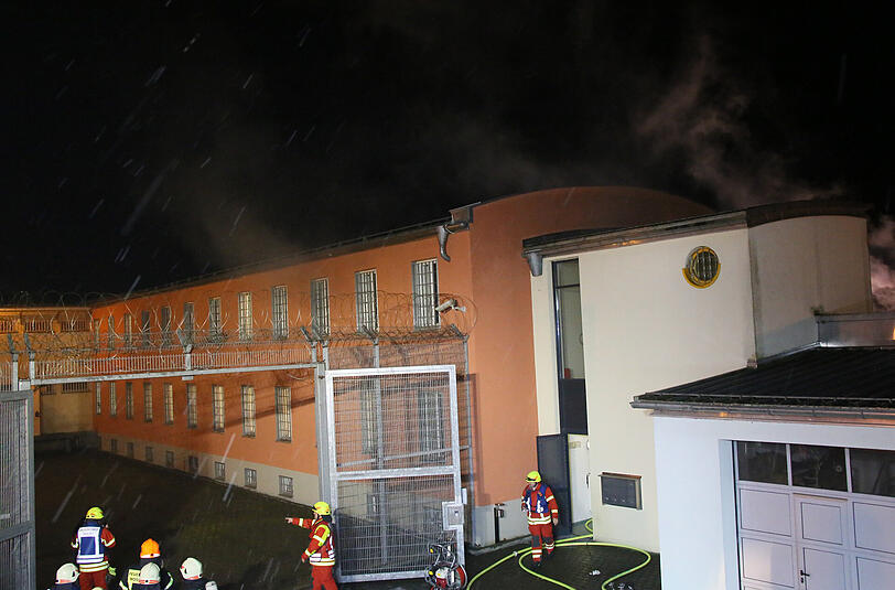 Bilder vom Einsatz der Feuerwehr beim Brand der JVA Mühldorf am Dienstagabend.