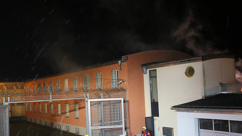 Bilder vom Einsatz der Feuerwehr beim Brand der JVA Mühldorf am Dienstagabend. Bilder vom Einsatz der Feuerwehr beim Brand der JVA Mühldorf am Dienstagabend.