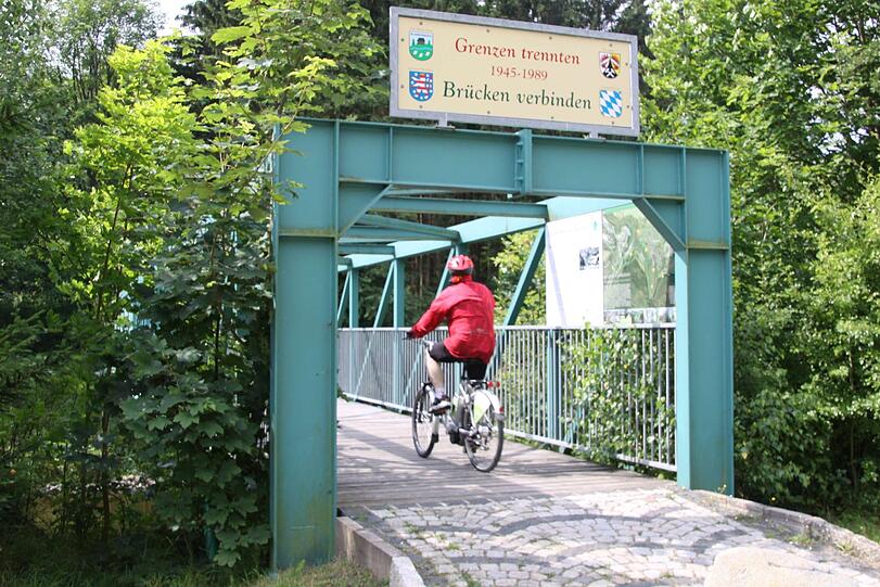 Brücken tragen auch Symbolkraft, hier die Saalebrücke bei Blankenstein