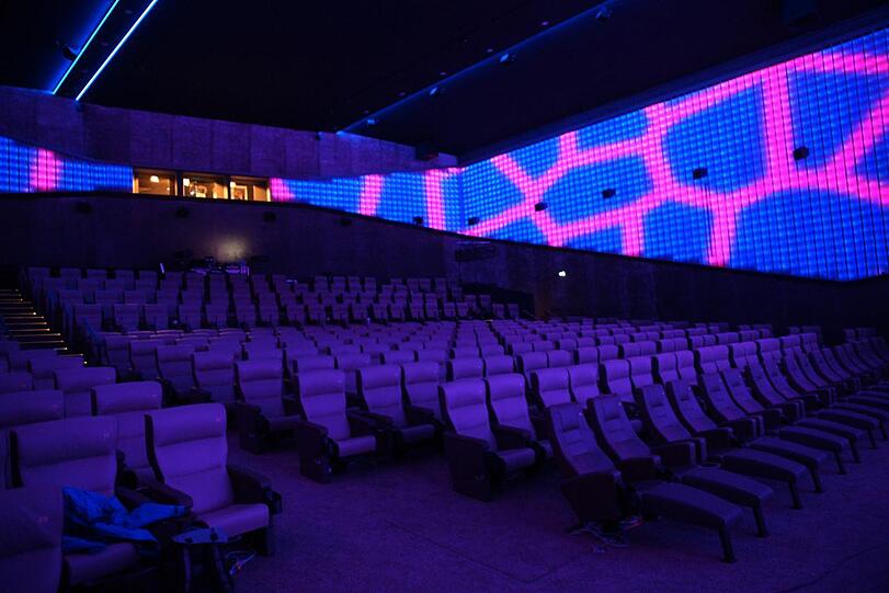 Hier kann man lustvoll vor Hören und Sehen vergehen: Der neue Astor-Saal, der zuvor ein Fernsehstudio war und jetzt den derzeit leistungsstärksten Laserprojektor und eine 80.000 Wattanlage hat.
