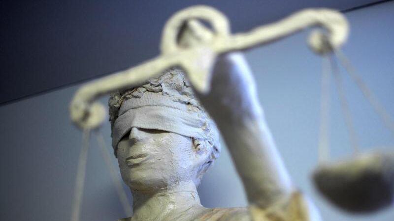 Eine Statue der Justizia. Foto: Peter Steffen/Archivbild