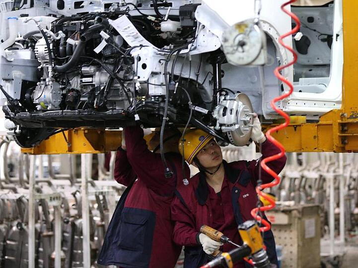 Arbeiter montieren Fahrzeuge in einem Werk von JAC Motors im chinesischen Hefei.