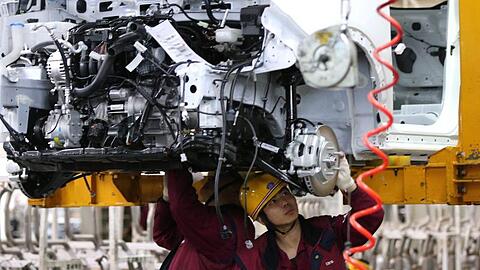 Arbeiter montieren Fahrzeuge in einem Werk von JAC Motors im chinesischen Hefei.