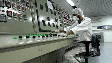 Ein Techniker arbeitet in einer Uran-Aufbereitungsanlage in Isfahan.