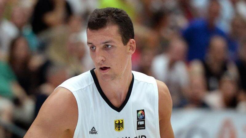 Deutschlands Paul Zipser führt den Ball. Foto: Daniel Reinhardt/Archivbild