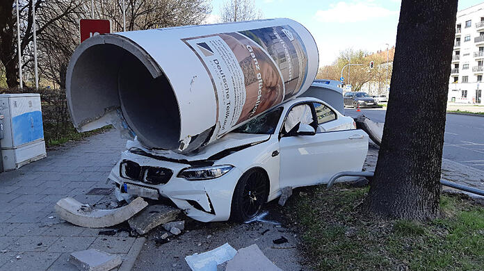 Der Unfall-BMW am Sonntag auf der Leopoldstraße.