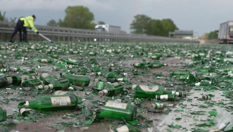 Trauriger Anblick: Zerstörte Bierflaschen liegen auf der A1 in Richtung Bremen. Trauriger Anblick: Zerstörte Bierflaschen liegen auf der A1 in Richtung Bremen.