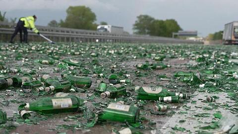Trauriger Anblick: Zerstörte Bierflaschen liegen auf der A1 in Richtung Bremen.